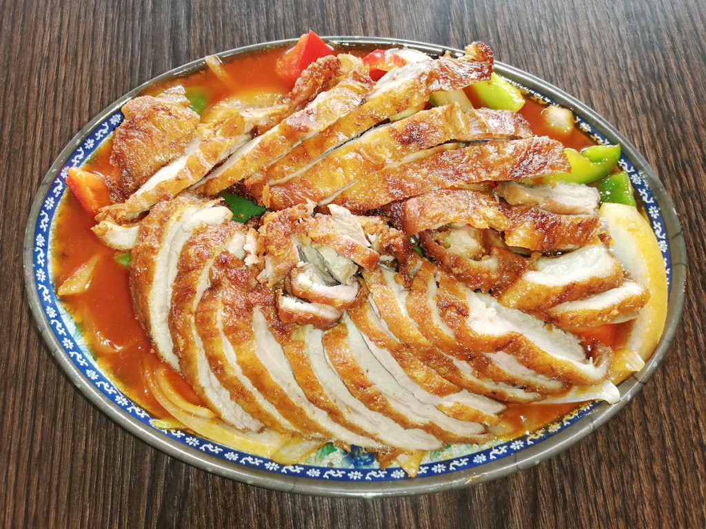 Knusprige Ente mit süß-saurer Soße und Paprika – Yangda Chinese Restaurant